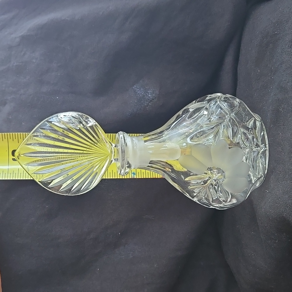 Elegant Clear Glass Perfume Bottle - Picture 2 of 4